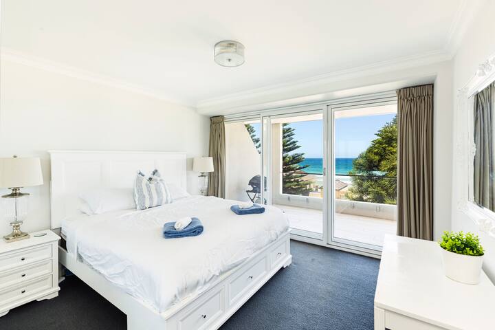 Luxury Manly Beachfront Apartment gallery image 5