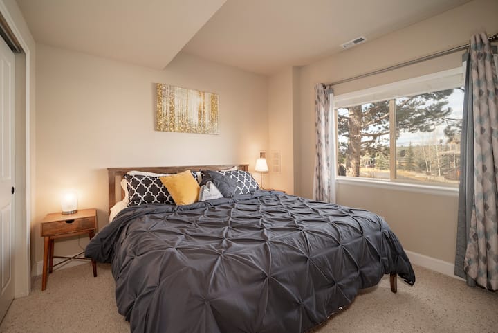 חדר השינה השני כולל מיטת קינג סייז ווילונות האפלה.