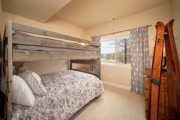 בחדר השינה השלישי יש מיטת קומותיים מלאה וטרנדל בגודל מלא.