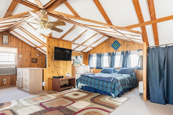 Lit queen size dans le loft. La télévision montée est équipée d'un système Roku et d'une Xbox360.