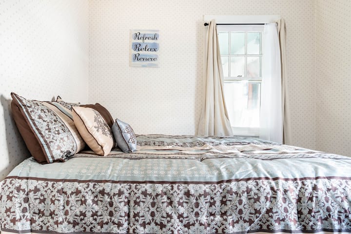 Chambre privée principale en bas avec lit Queen Size.