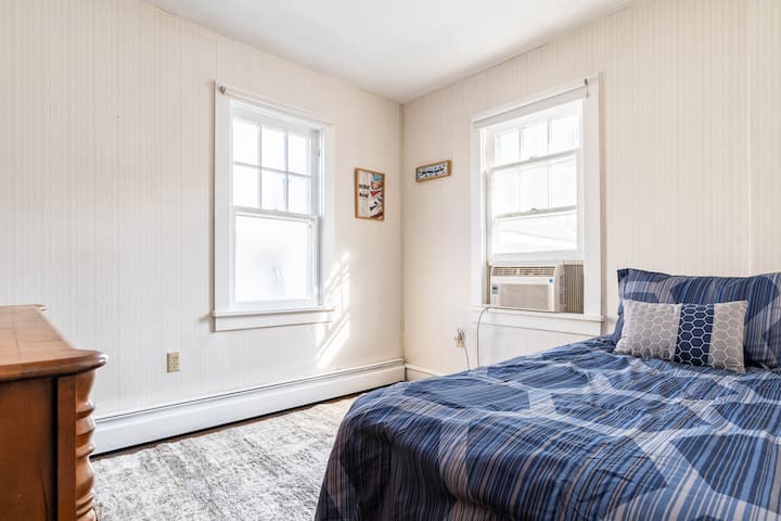 Deuxième chambre privée au rez-de-chaussée avec lit simple.