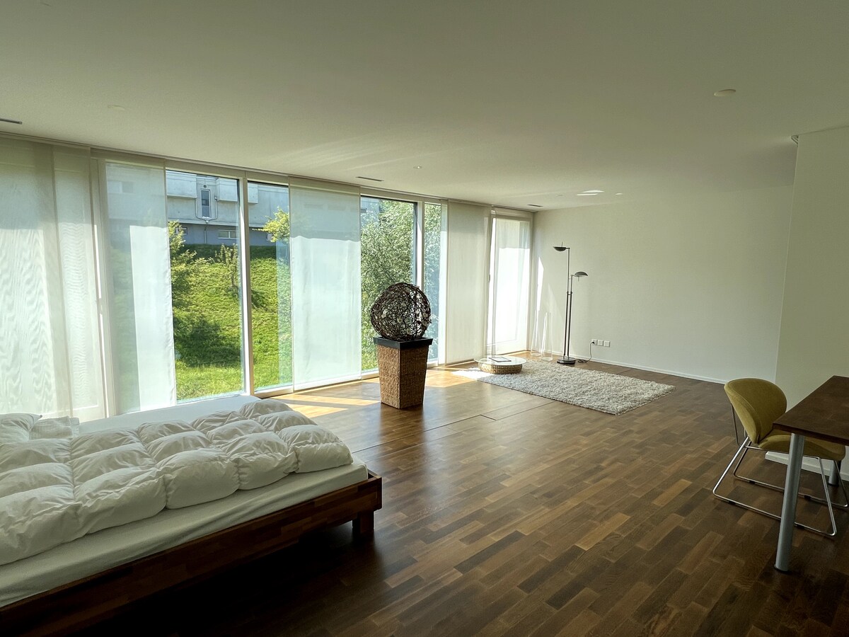 Spavaća soba s velikim krevetom