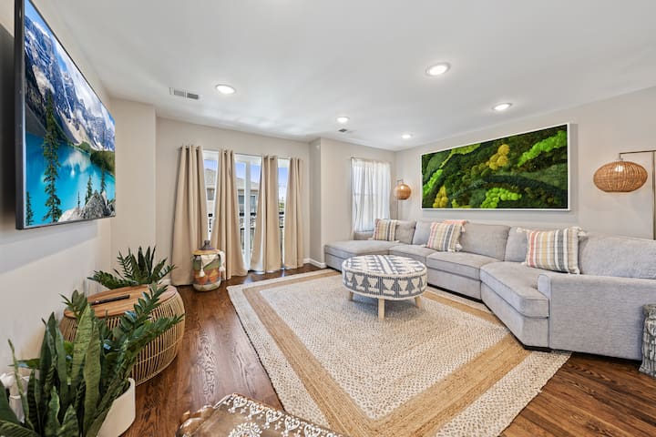 Modern Meets Culture – Top Floor Apartment