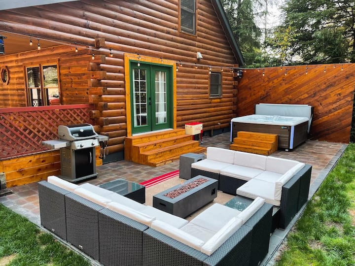 NEW!Luxury Gold Cabin with New HotTub&Relaxation Cabins for Rent in
