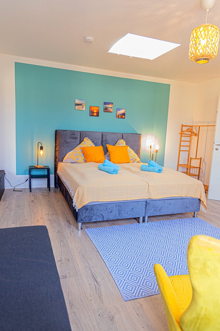 חדר שקט עם מיטה נוחה וחלל אחסון.
#BlueChili
