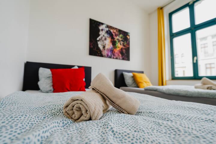 חדר שקט עם מיטה נוחה וחלל אחסון. #BlueChili