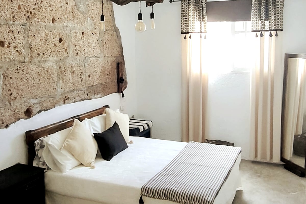 Ჩვენ იმდენად გვიყვარს ჩვენი მთავარი საძინებელი, რომ ფოტოების რაოდენობა საკმარისი არ ჩანს.