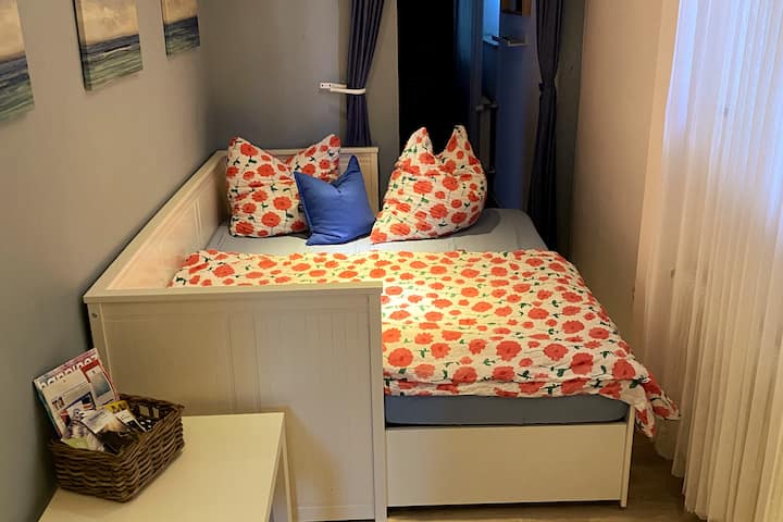 canapé-lit déplié dans le couloir
[canapé-lit prêt pour 2 personnes]