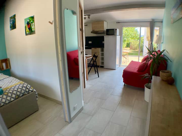 Au Calme, Gîte Avec Piscine - Luberon Provence - ibis Styles Pertuis Portes du Luberon