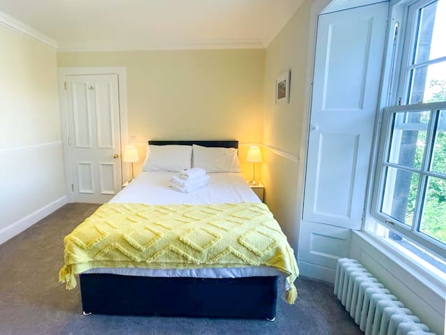 Remarkable 5BR Townhouse w/ Garden, Sleeps 12 gallery image 2