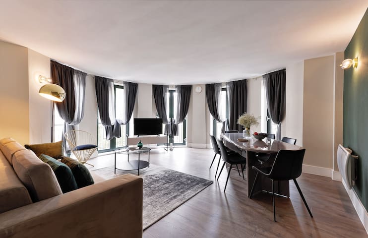Modern Three-Bedroom Apartment in Central London