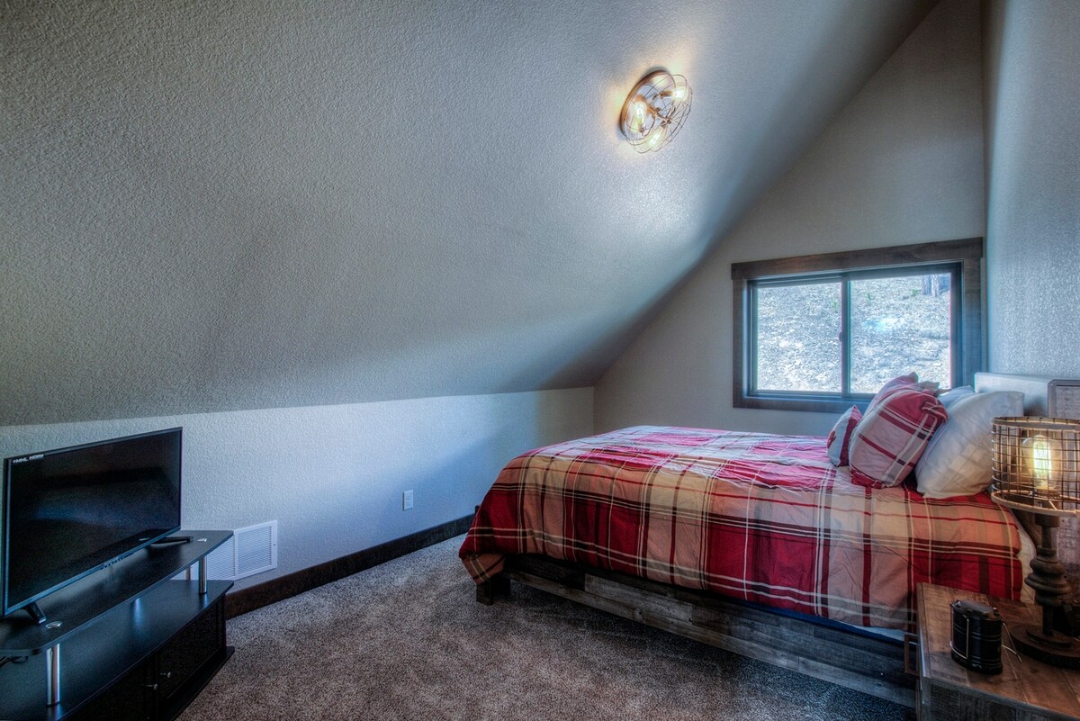 غرفة نوم إضافية بها ألعاب وسيكون لديها مكتب صغير للعمل 