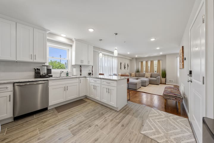 Luxury Retreat Near NYC | Sleeps 20 | 2 Kitchens
