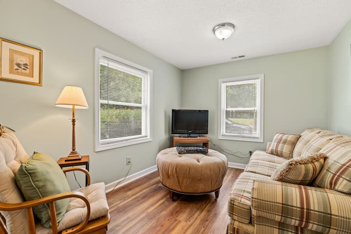 Cozy Home W/ Large Outdoor Space And Fire Pit - Hendersonville, NC