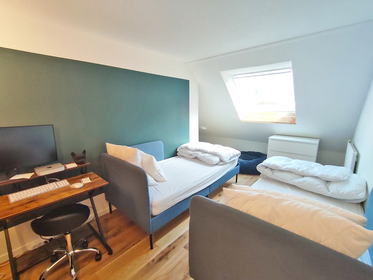 Спална соба 2 . 2 кревета над 90 биро со печатач.