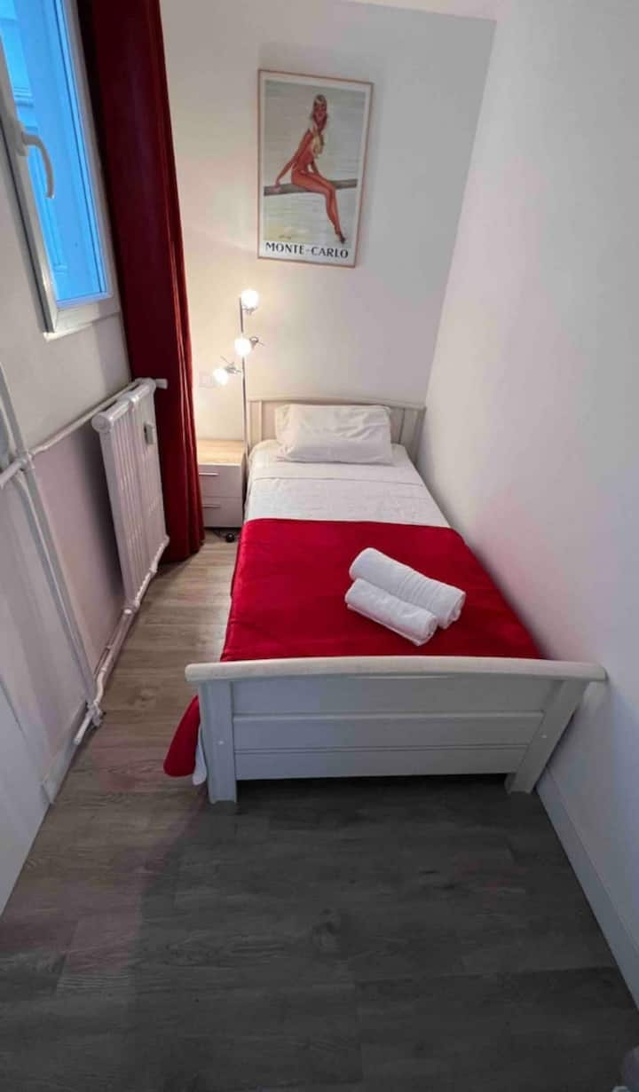 Pequeña habitación con cama individual , con almacenamiento y ventana en el patio interno , presencia de ronroneo con aire acondicionado durante el verano 