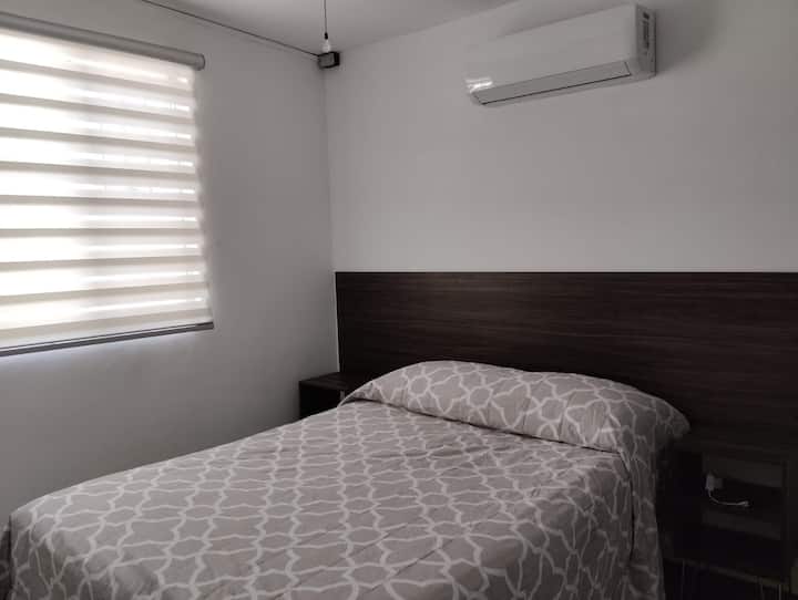 双人床、迷你分体式、壁橱、吊扇。