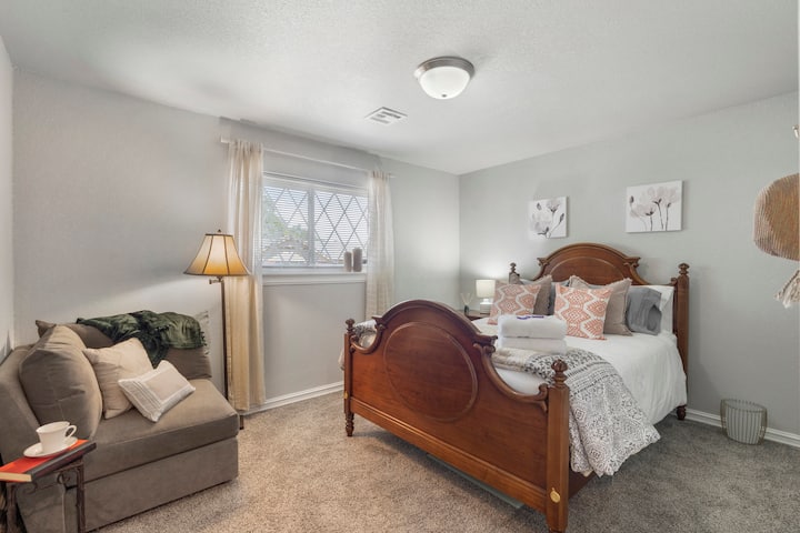 El primer dormitorio tiene cama tamaño queen y tumbona para leer y té