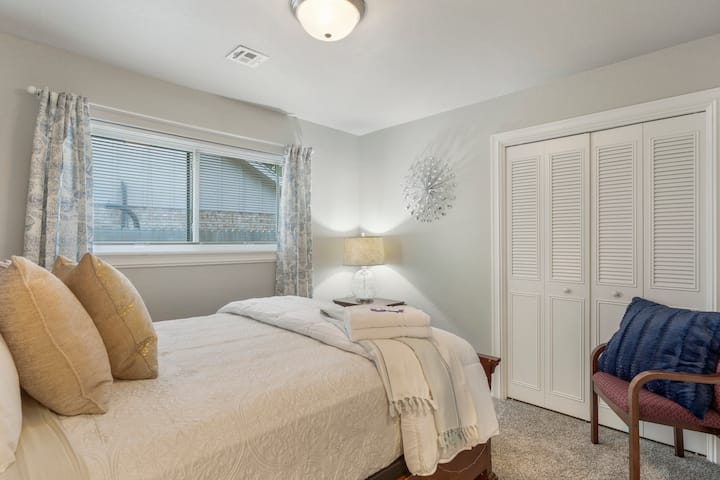 Segundo dormitorio equipado con cama tamaño queen.