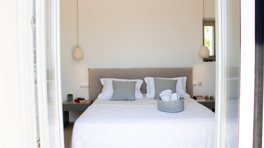 Luxury Cycladic Villa With Greek Charm gallery image 4