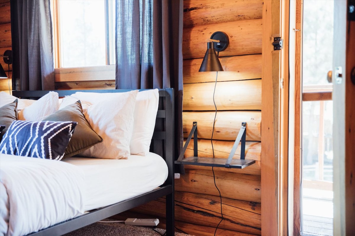 Upstairs Bedroom with Queen Bed