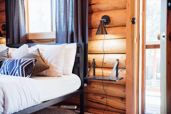 Upstairs Bedroom with Queen Bed