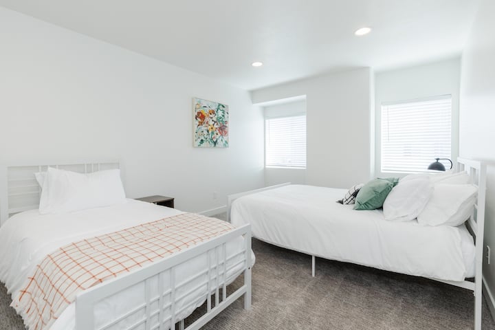 Спална соба на вториот кат со душек со брачен кревет и душек со двојна големина. Голем плакар полн со игри