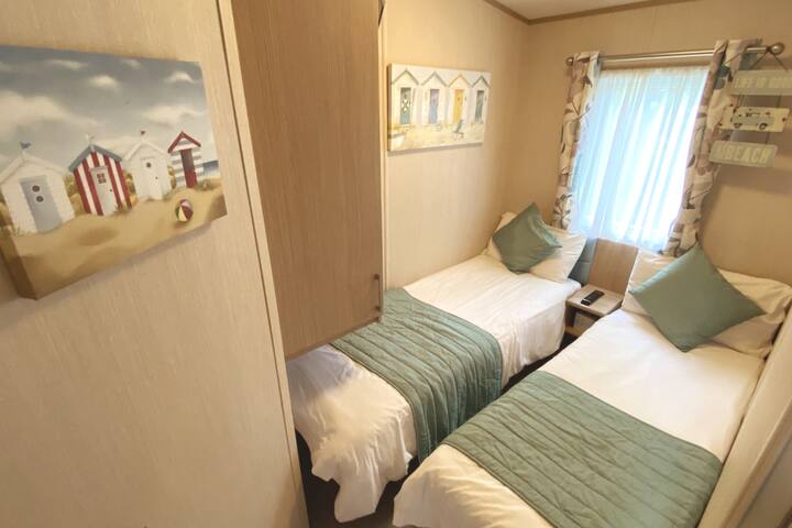 Стая с 2 отделни легла и гардеробно помещение