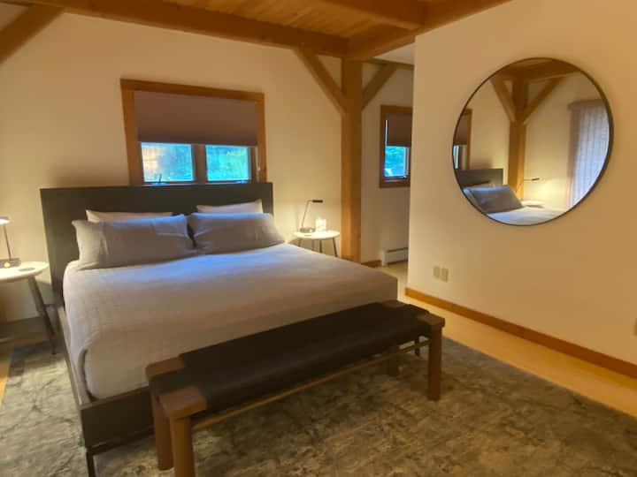 בחדר השינה הראשי יש מיטת קינג, גישה ישירה למרפסת, מזגן על הקיר וחדר רחצה ראשי צמוד.