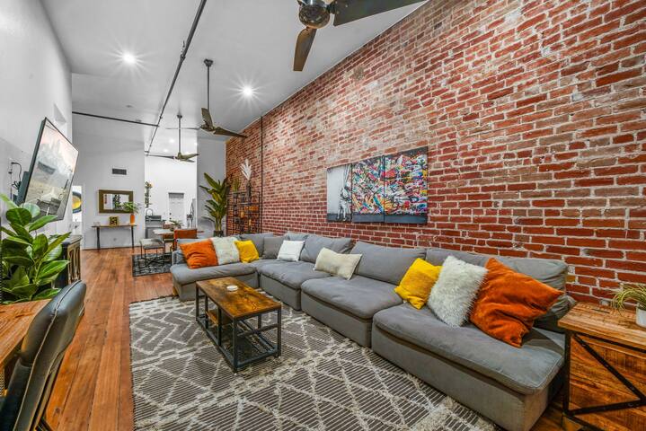 Gaslamp Huge Layout 4BR/2BA Attached Units gallery image 3