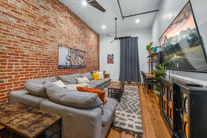 Gaslamp Huge Layout 4BR/2BA Attached Units gallery image 2