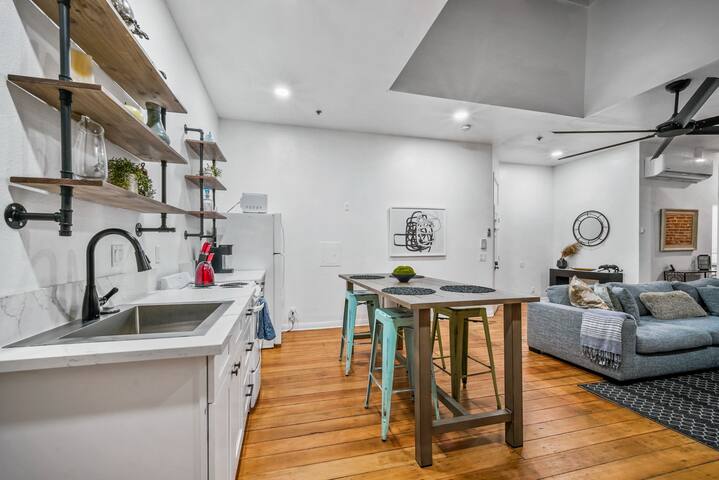 Gaslamp Huge Layout 4BR/2BA Attached Units gallery image 5