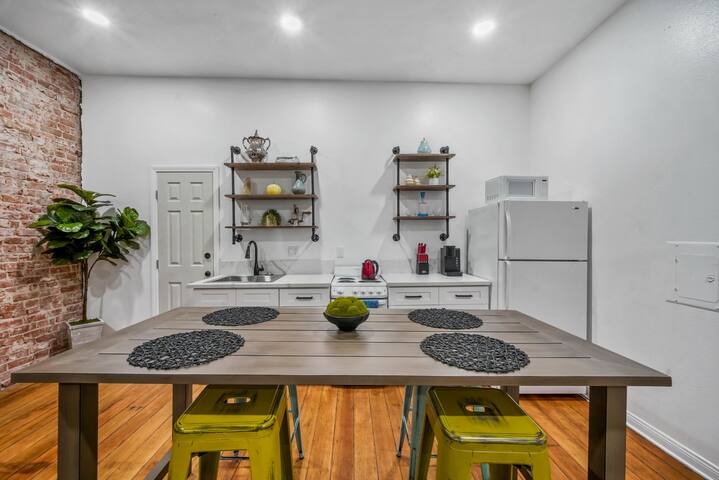 Gaslamp Huge Layout 4BR/2BA Attached Units gallery image 4