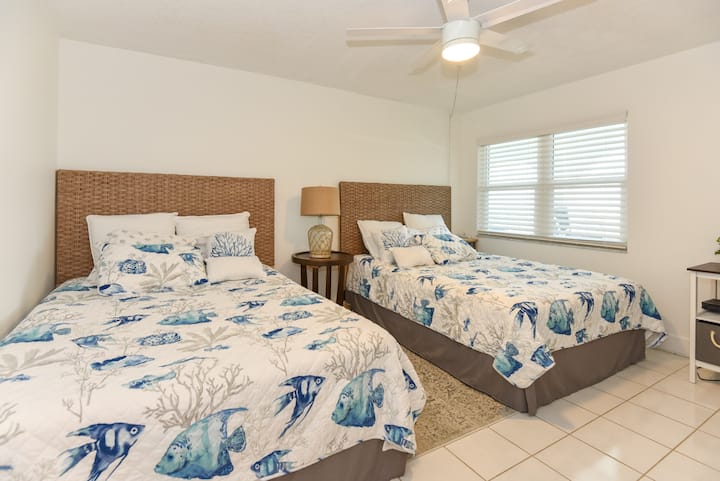 第二间卧室配备2张标准双人床、浴室和淋浴间