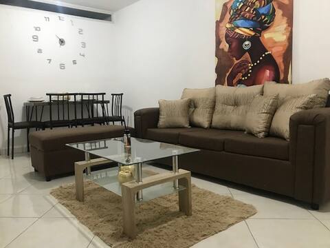 3 bedroom apartment, 7 min from everything.