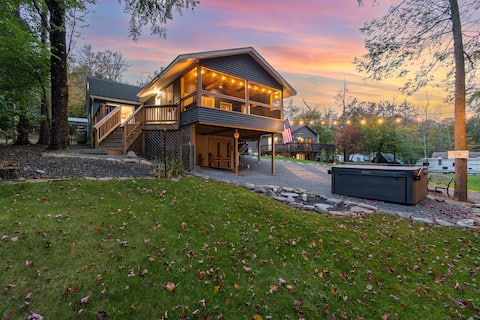 Waterfront cozy cabin w/ hot tub, Enjoy nature!