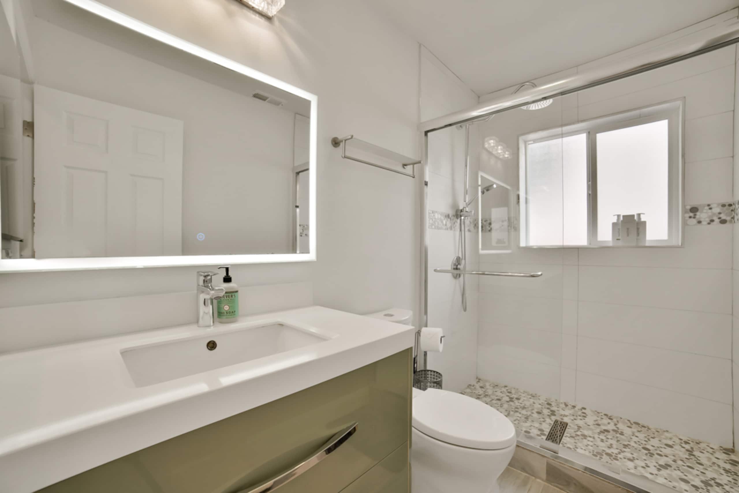Home in Daly City · ★4.67 · 2 bedrooms · 2 beds · 1 bath - Image 10