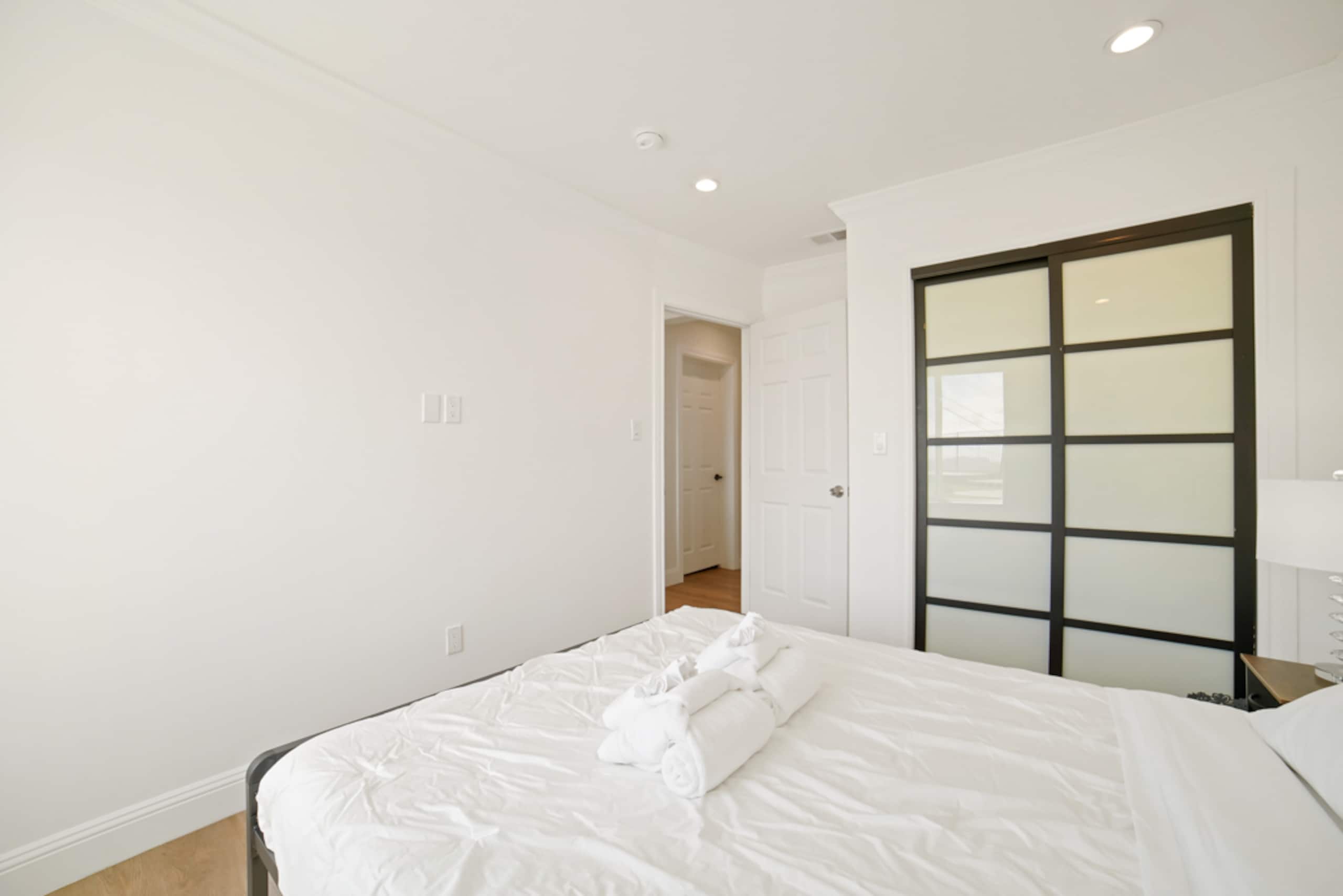 Home in Daly City · ★4.67 · 2 bedrooms · 2 beds · 1 bath - Image 7