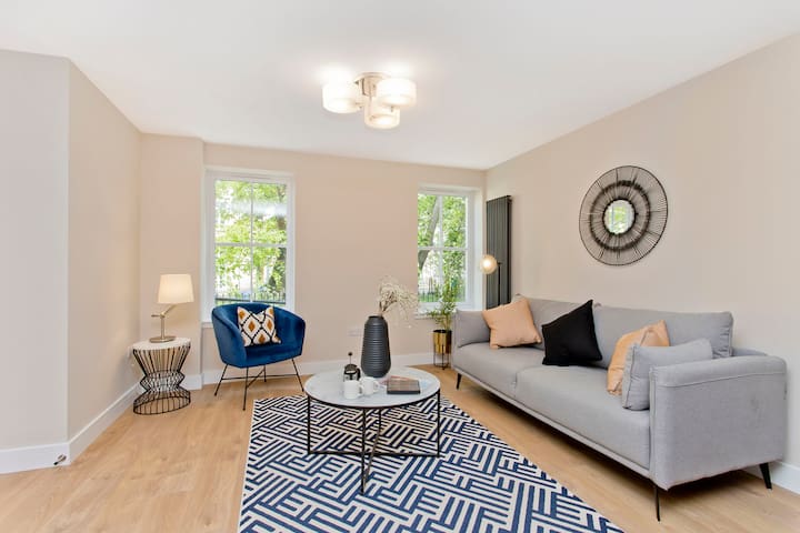 Modern 2 bedroom apartment with free parking