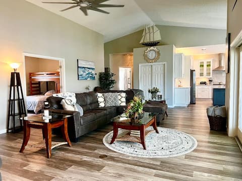 Top Airbnb: Waterfront/Kayak with Manatees/Pool/Fish in Bayshore Gardens