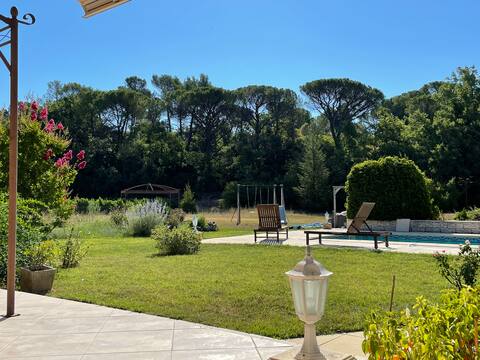 Villa with a pool in the heart of green Provence