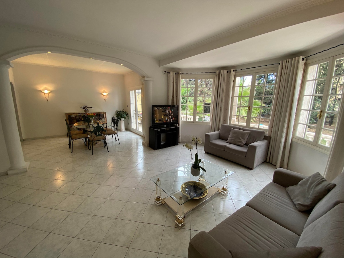 Annonce Airbnb populaire: Lovely villa with garden near Cannes à Le Cannet