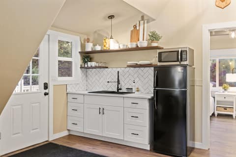 Adorable & Private Guest House on 5 Acres