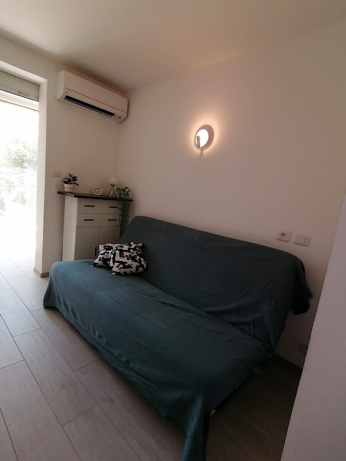 Popular Airbnb listing: charming studio Carro-25 m2 + garden - close to beaches in Martigues