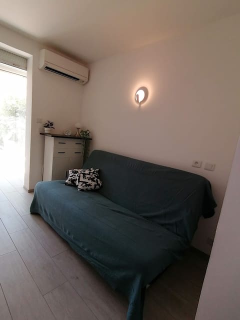 Popular Airbnb listing: charming studio Carro-25 m2 + garden - close to beaches in Martigues