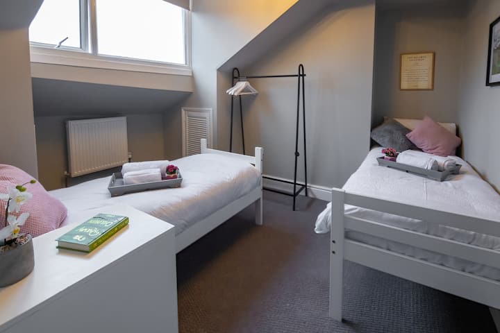 Dhoma e tretë e gjumit me dy krevate tek