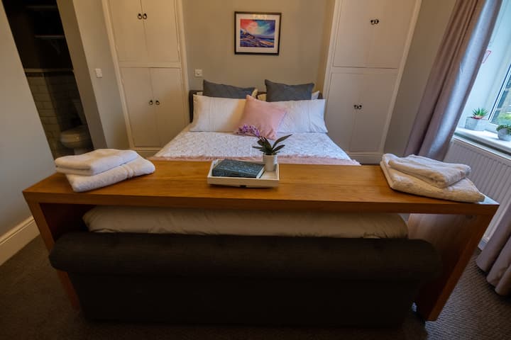 Dhomë gjumi kryesore me mbi tavolinë krevati 