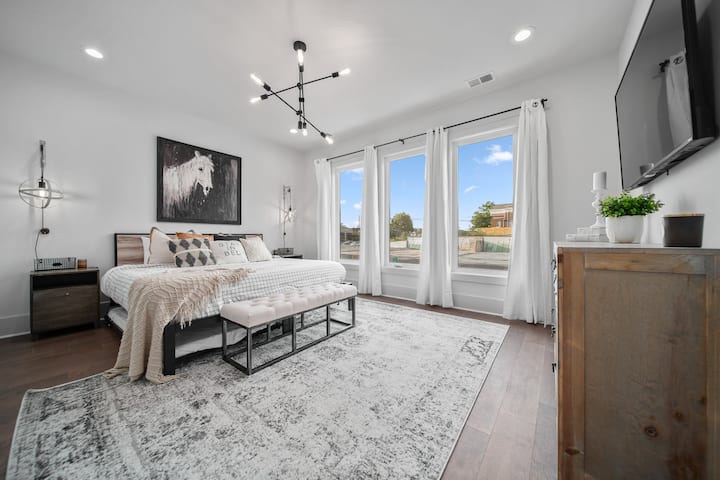 Camera da letto al piano superiore con bagno interno, letto matrimoniale grande e ampio armadio. 