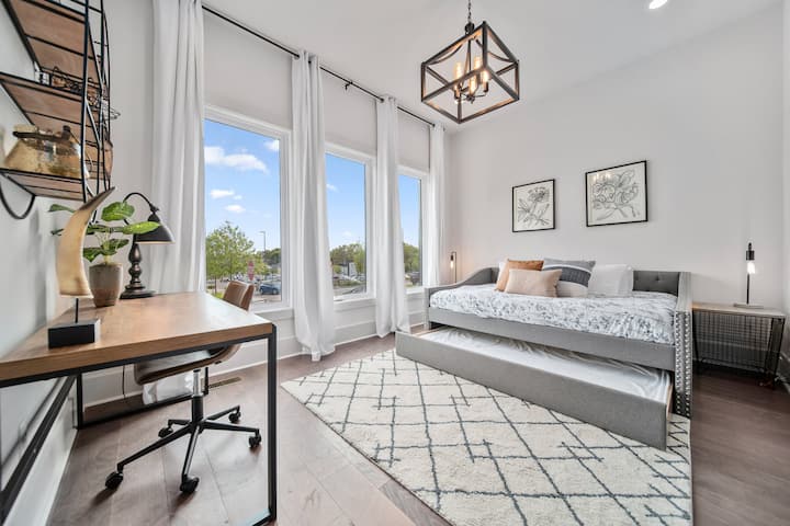 Camera da letto al piano medio con letto matrimoniale, letto singolo estraibile, scrivania per computer e ampio armadio.